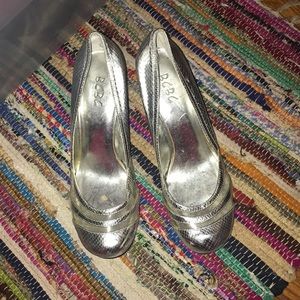 Silver pumps